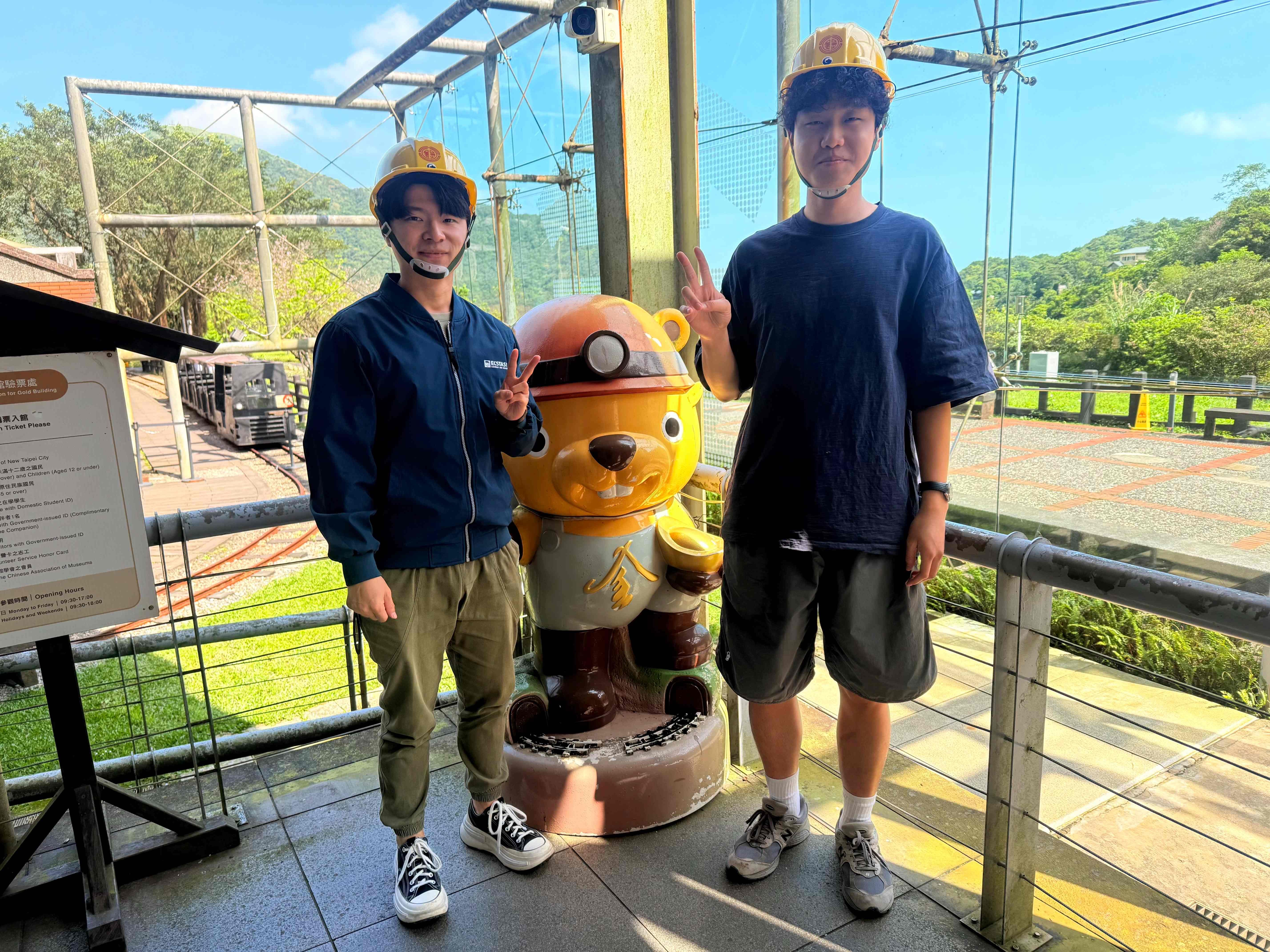 參與「小礦工集好運」與黃金館土撥鼠合照並於臉書留言，就能獲得限量貼紙。（圖/新北市立黃金博物館）