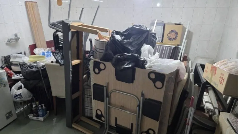 違建戶現場設有麻將桌設備，周邊居民反應常有豪車出入，夜晚傳出麻將聲，質疑為變相招待所。（圖/高市府提供）
