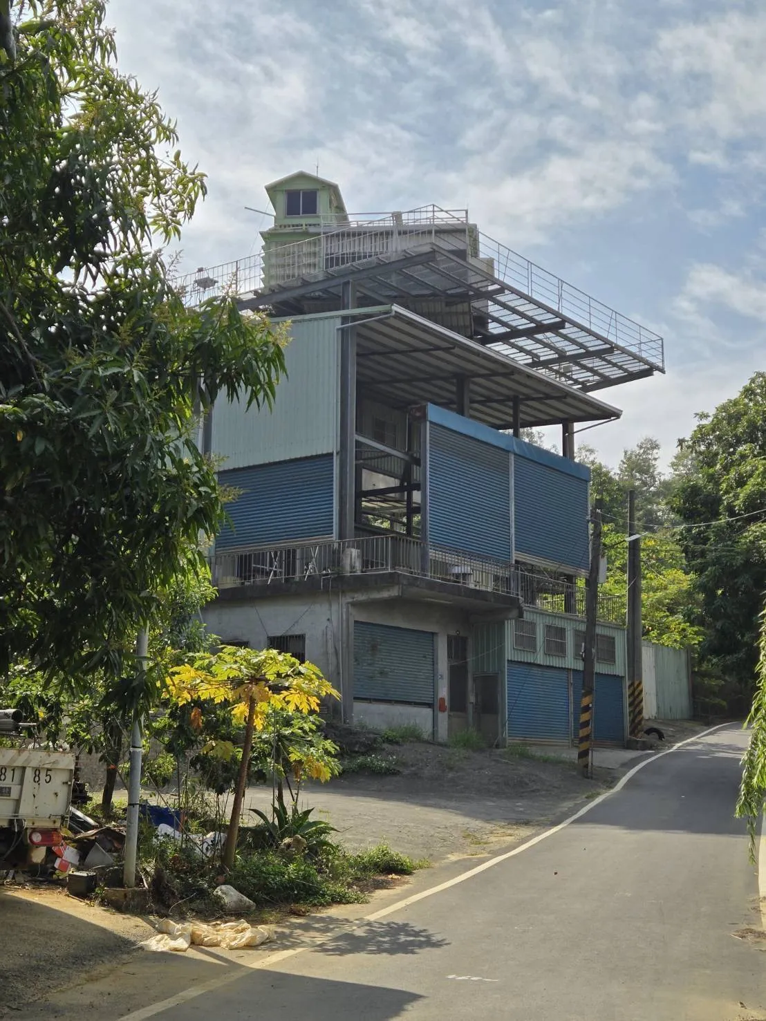 陳麗娜議員在鴿舍違建前關切拆除大隊的執法。（圖/高市府提供）