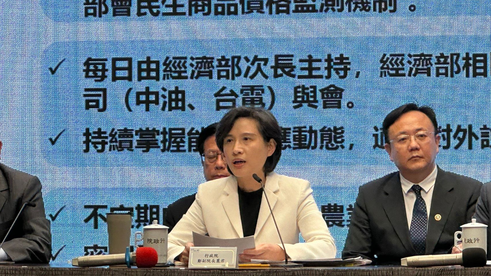 行政院副院長・鄭麗君氏が2日、行政院の記者会見に出席した。（羅立邦氏撮影）