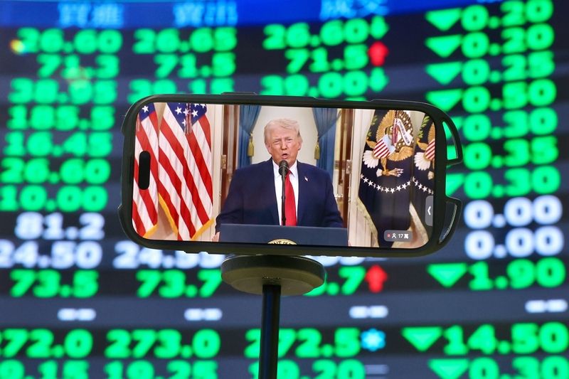 川普談話引發亞股挫跌　台股紅翻黑（1） 美國總統川普2日表示，美國對伊朗的轟炸節奏不會放緩，在接下來的2到3週內，將給予極其沉重打擊。亞洲股市應聲重挫，台股開高殺低，加權指數收在32572.43點，下跌602.39點，成交值新台幣6729.07億元。中央社記者王飛華攝115年4月2日