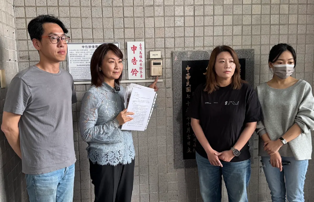 陳麗娜（左2）在黃香菽、白喬茵、蔡金晏同黨議員陪同下，到地檢署對陳其邁、財政局長李瓊慧、及50多位側翼網軍，提起加重毀謗告訴。（圖/陳麗娜服務處提供）