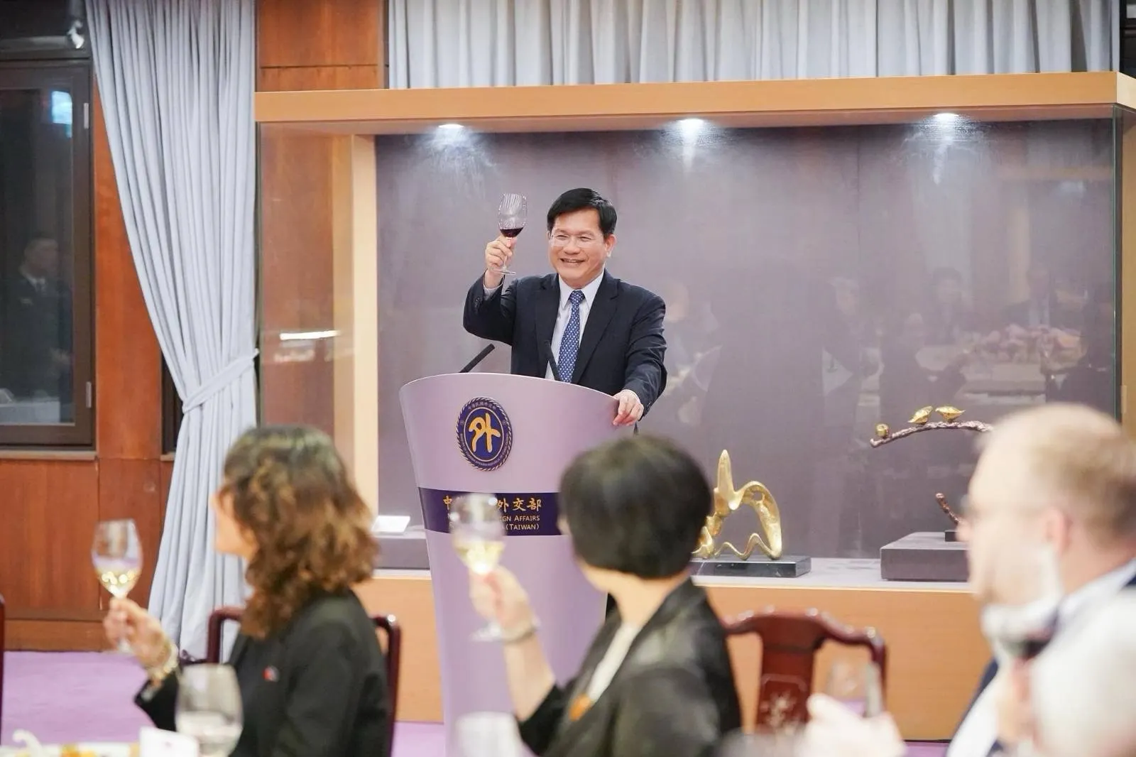 20260401-外交部長林佳龍晚宴歐洲議會安全暨防衛委員會官方代表團，並特別邀請國防產業相關專家學者與宴。（外交部提供）