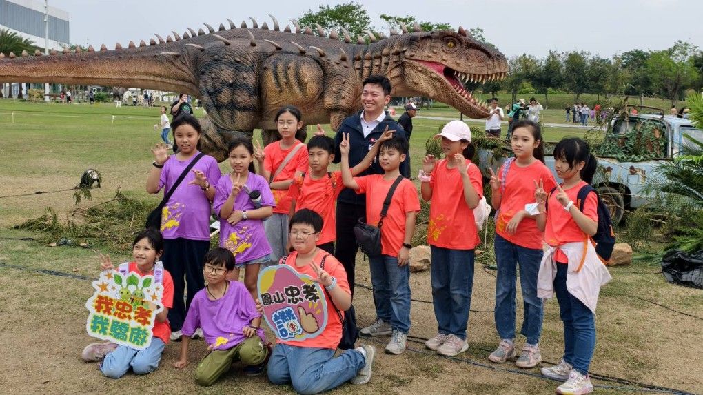 教育局長吳立森邀擬真恐龍團隊 DINO-A-LIVE 來台演出，結合恐龍舞台秀、互動體驗與科普教育，打造沉浸式恐龍主題活動。（圖/徐炳文攝）