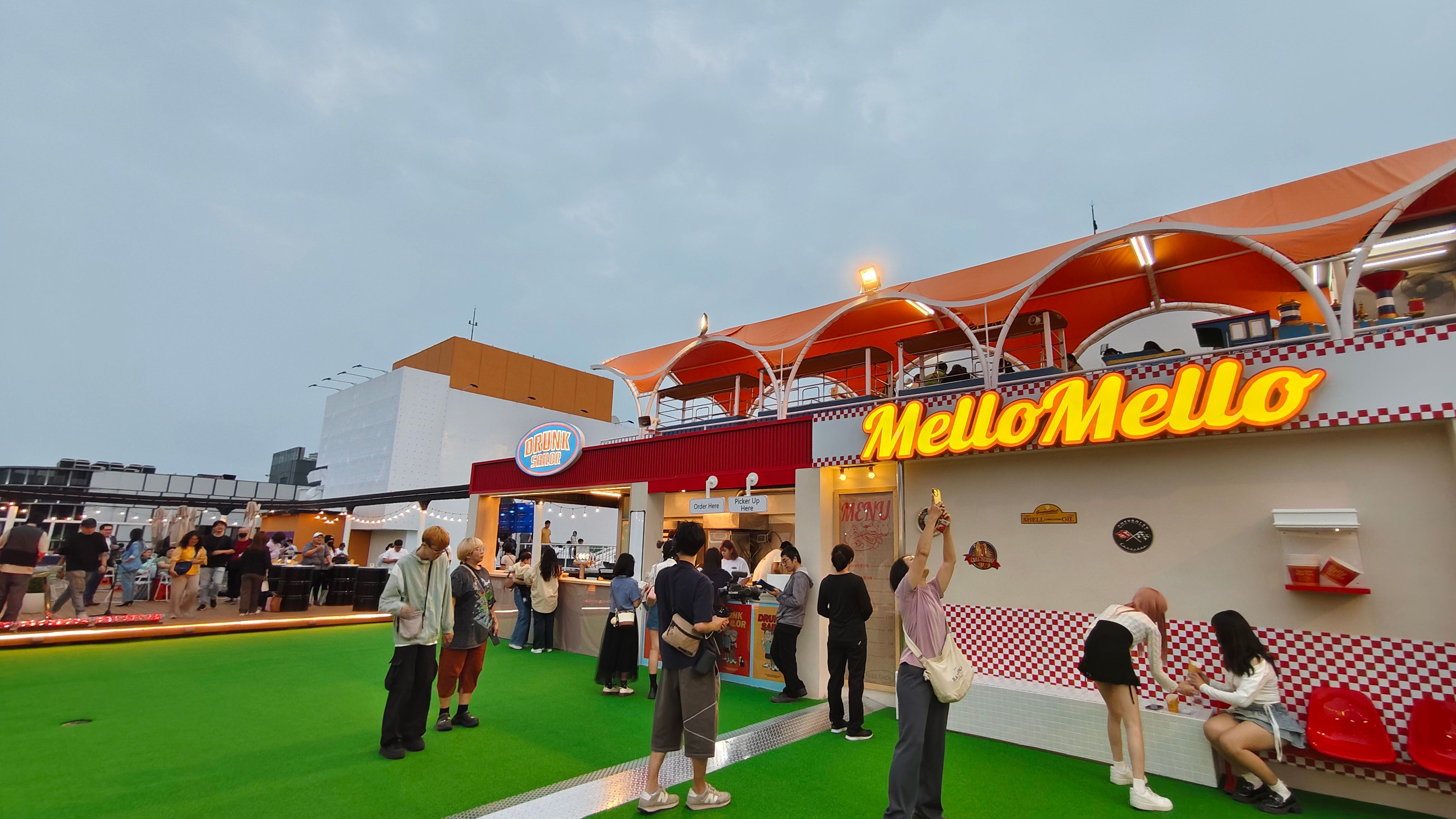 此次改裝並未完全捨棄原遊樂設施，而是進行安全優化與體驗升級，保留親子客層的同時，加入更多休憩與社交機能。（圖/徐炳文攝）