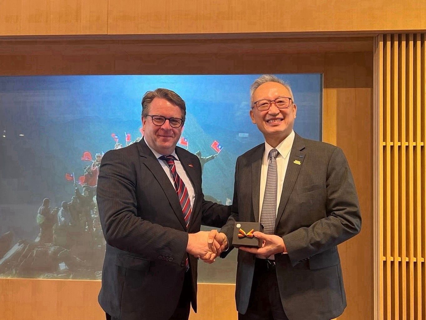 20260402-外交部政務次長吳志中（右）午宴歡迎德國國會第2個官方訪台團、由司法與消費者保護委員會主席穆勒（左）率領的訪問團。（外交部提供）