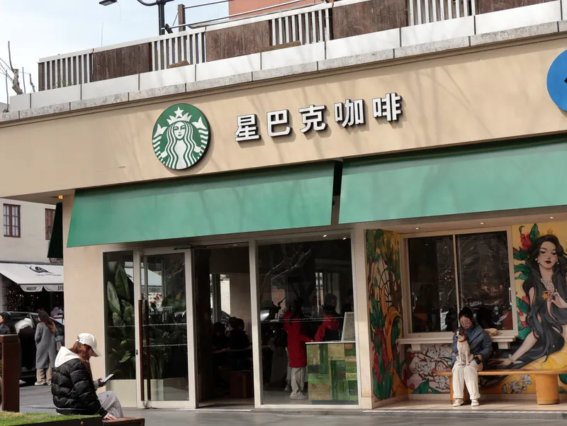 上海一家星巴克門市 星巴克中國業務授予中國另類資產管理公司博裕資本。目前星巴克中國門市約8000家,雙方共同長期目標為擴展門市數量達2萬家。圖為上海一家星巴克門市,攝於3月8日。中央社記者李雅雯上海攝115年4月3日