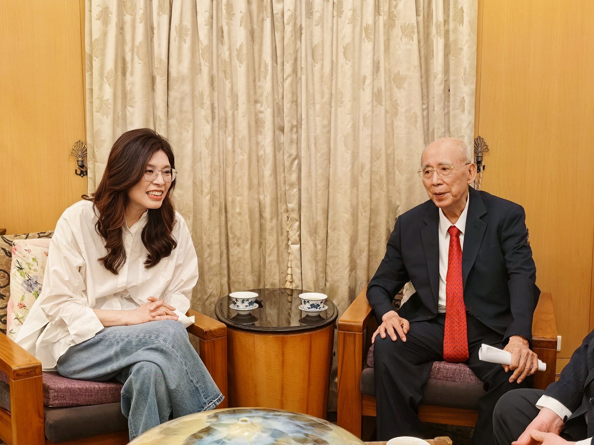 鄭麗文3日拜會前國民黨主席吳伯雄，取經赴中心得。（取自鄭麗文臉書）