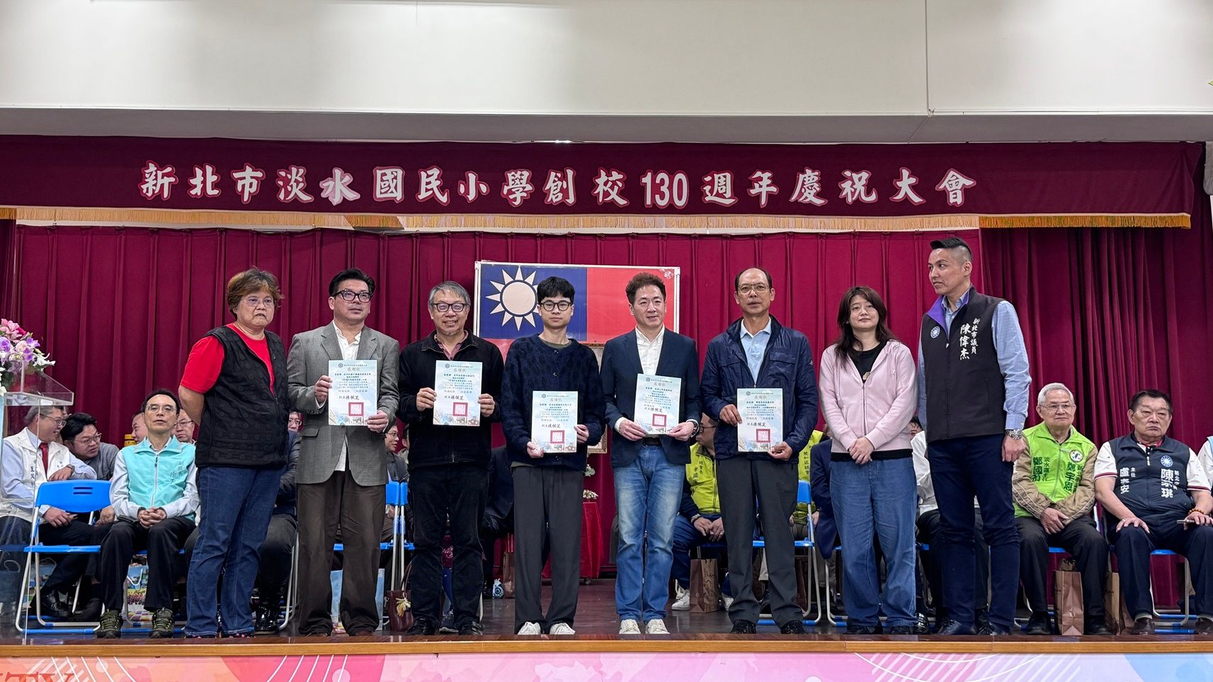 銘傳大學傳播學院陳柏宇院長 (左五)，獲頒淡水國小年度合作夥伴感謝狀。（圖／淡水國小提供）