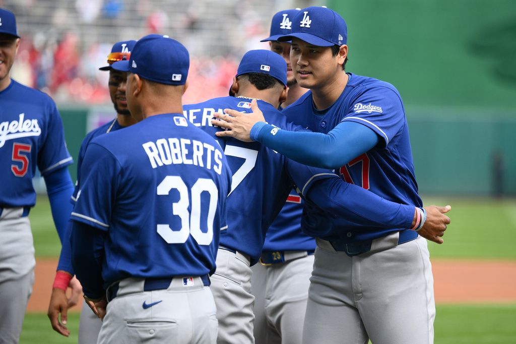 對戰華盛頓國民的比賽，大谷翔平和隊友擁抱鼓勵。（美聯社）