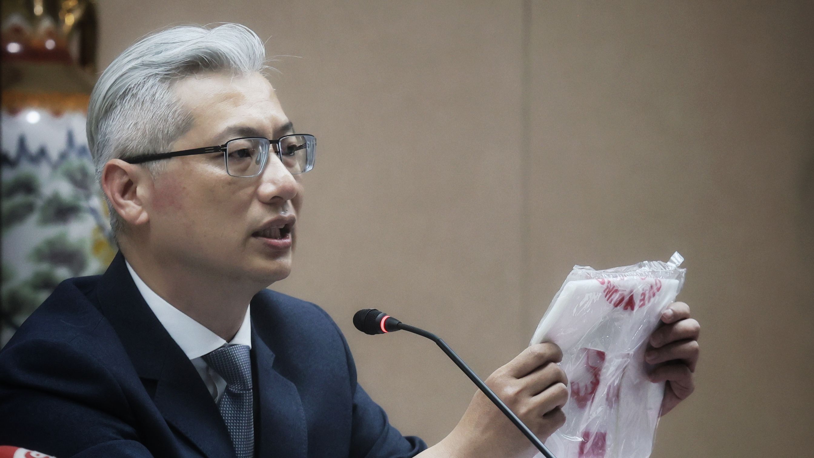 20260404-經濟部4日舉行「油價調整結果說明暨因應中東情勢－能源及塑化產品穩定供應措施」記者會，出席的產發署副署長鄒宇新手持塑膠袋說明國内塑膠袋供需問題。（柯承惠攝）