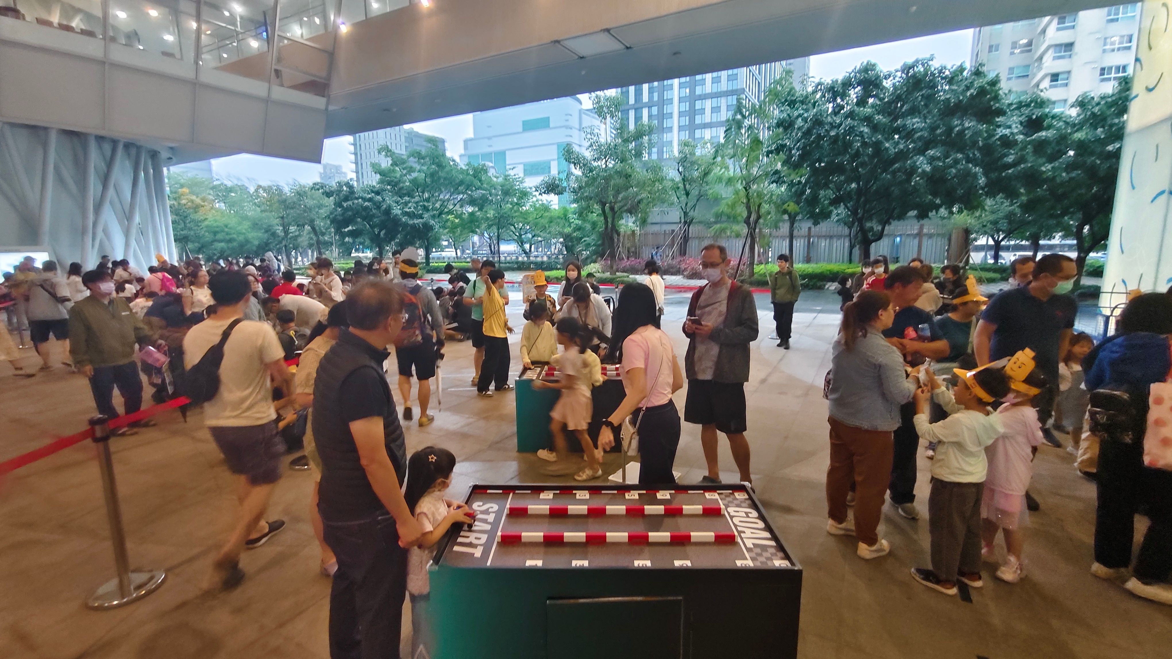 總館一樓廣場湧現滿滿人潮，現場笑聲不斷、氣氛熱烈，處處可見孩子專注投入創作、家長陪伴互動的溫馨畫面。（圖/徐炳文攝）