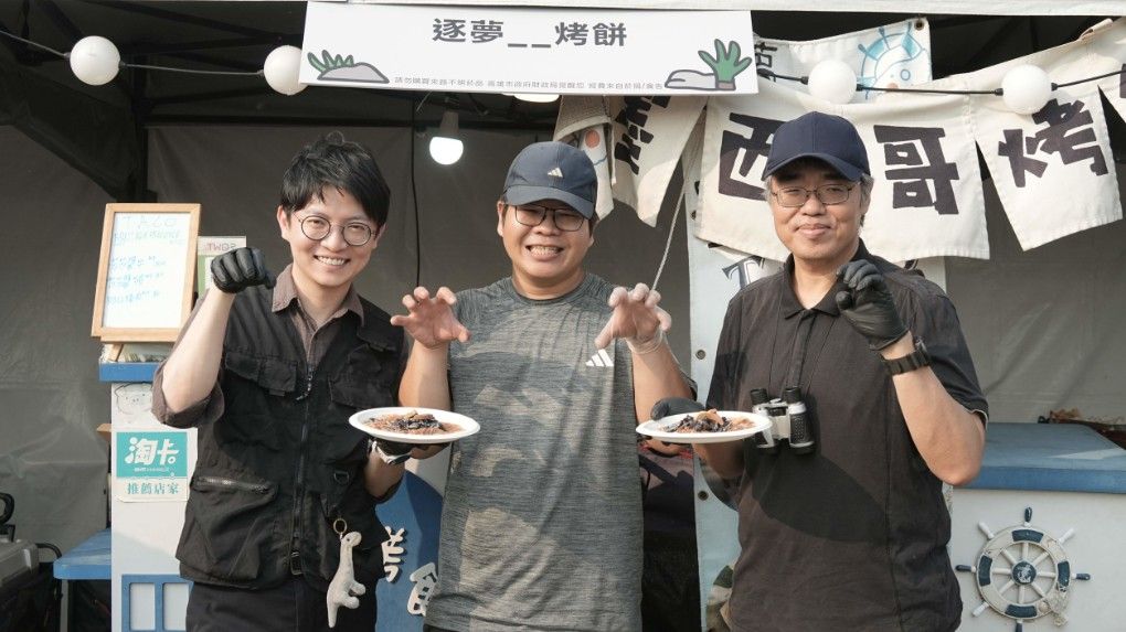 青年局長林楷軒（左1）陪同副市長李懷仁（右1）在「逐夢烤餅」體驗製作恐龍美祿起司熔岩口味墨西哥烤餅，亦與業者開心合影。（圖/高市青年局提供）