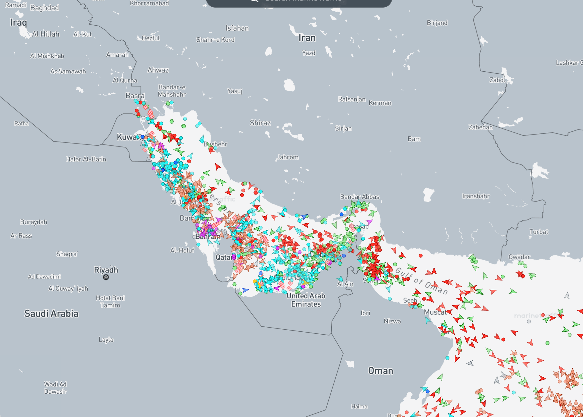 2026年4月5日，船舶追蹤網站marinetraffic的即時資料網頁顯示，仍有大量船舶聚集在荷莫茲海峽兩側。（美聯社）