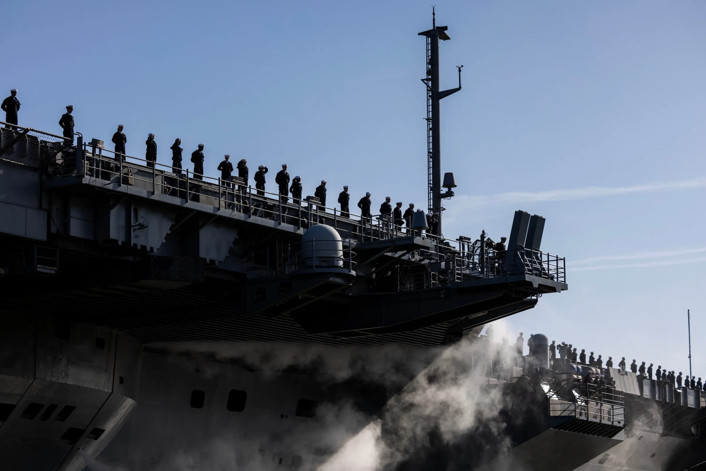 2026年3月31日，美軍布希號航空母艦駛離維吉尼亞州諾福克海軍基地。（美聯社）