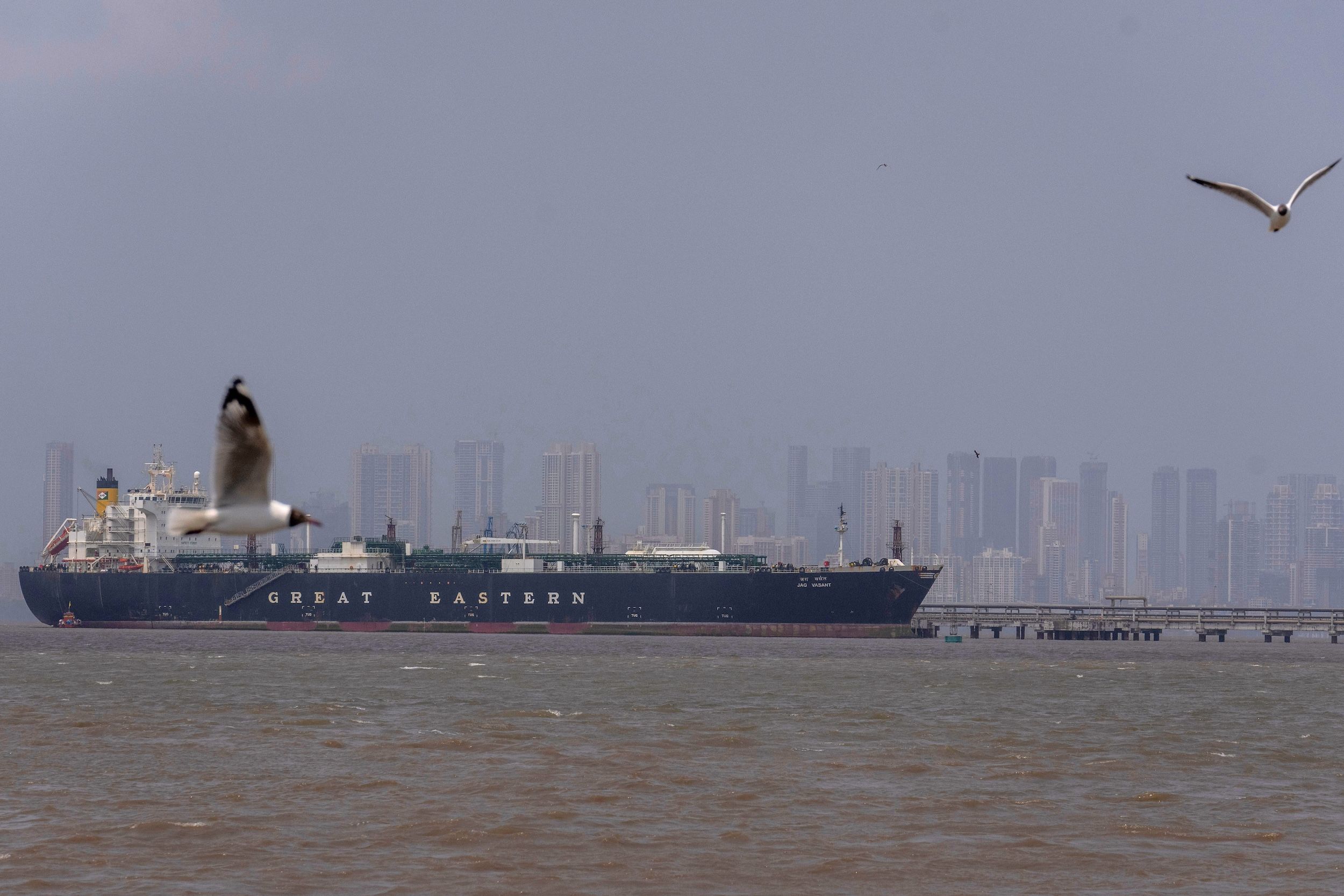 2026年4月1日，早前通過荷莫茲海峽的液化石油氣運輸船「賈格·瓦桑特號」（Jag Vasant，懸掛印度國旗），抵達印度孟買港。（美聯社）