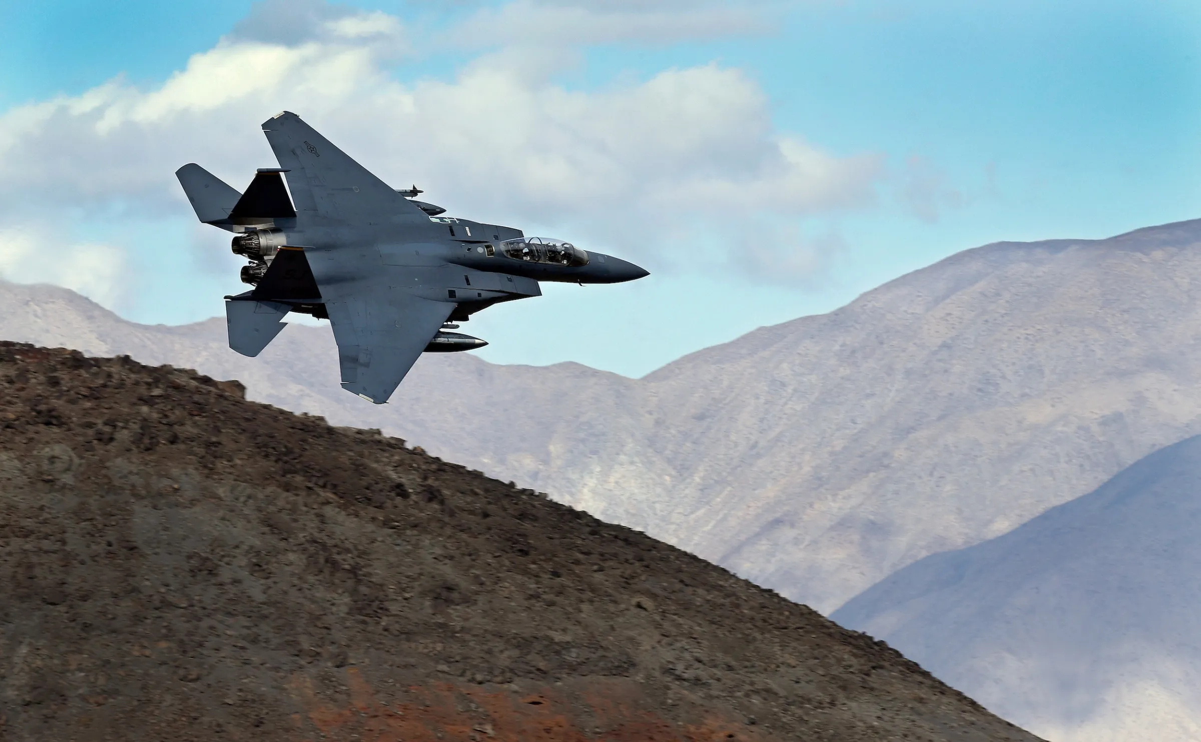 2017年2月27日，F-15E戰機在加州死亡谷國家公園上空。（美聯社）