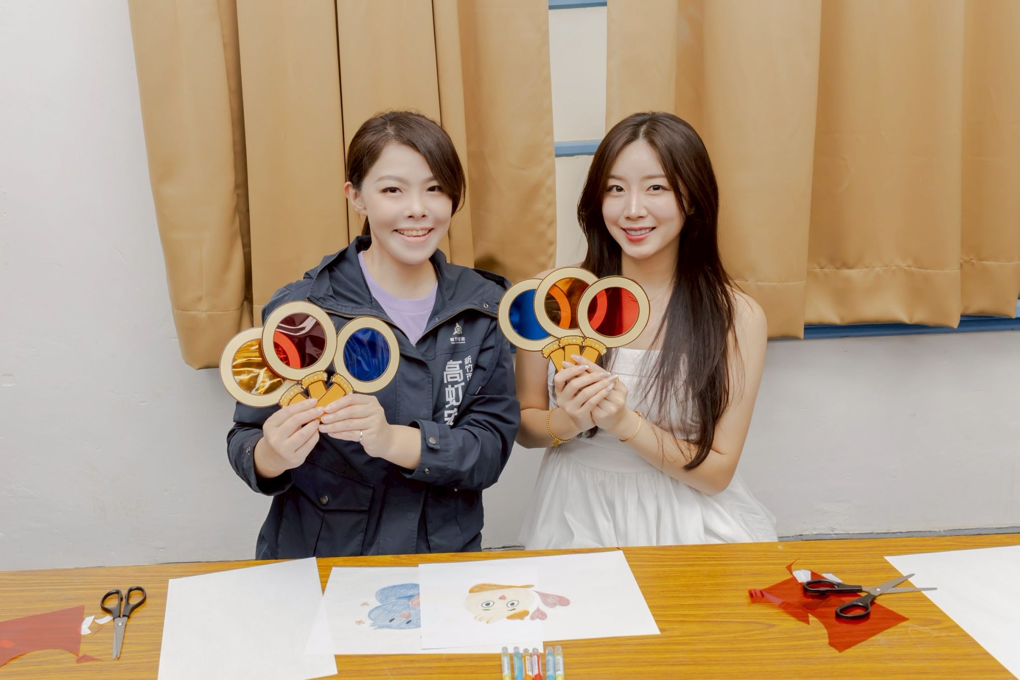 高虹安與安芝儇體驗小偵探培訓所「小偵探大發現—三原色鏡」藝術手作。（圖／新竹市政府提供）