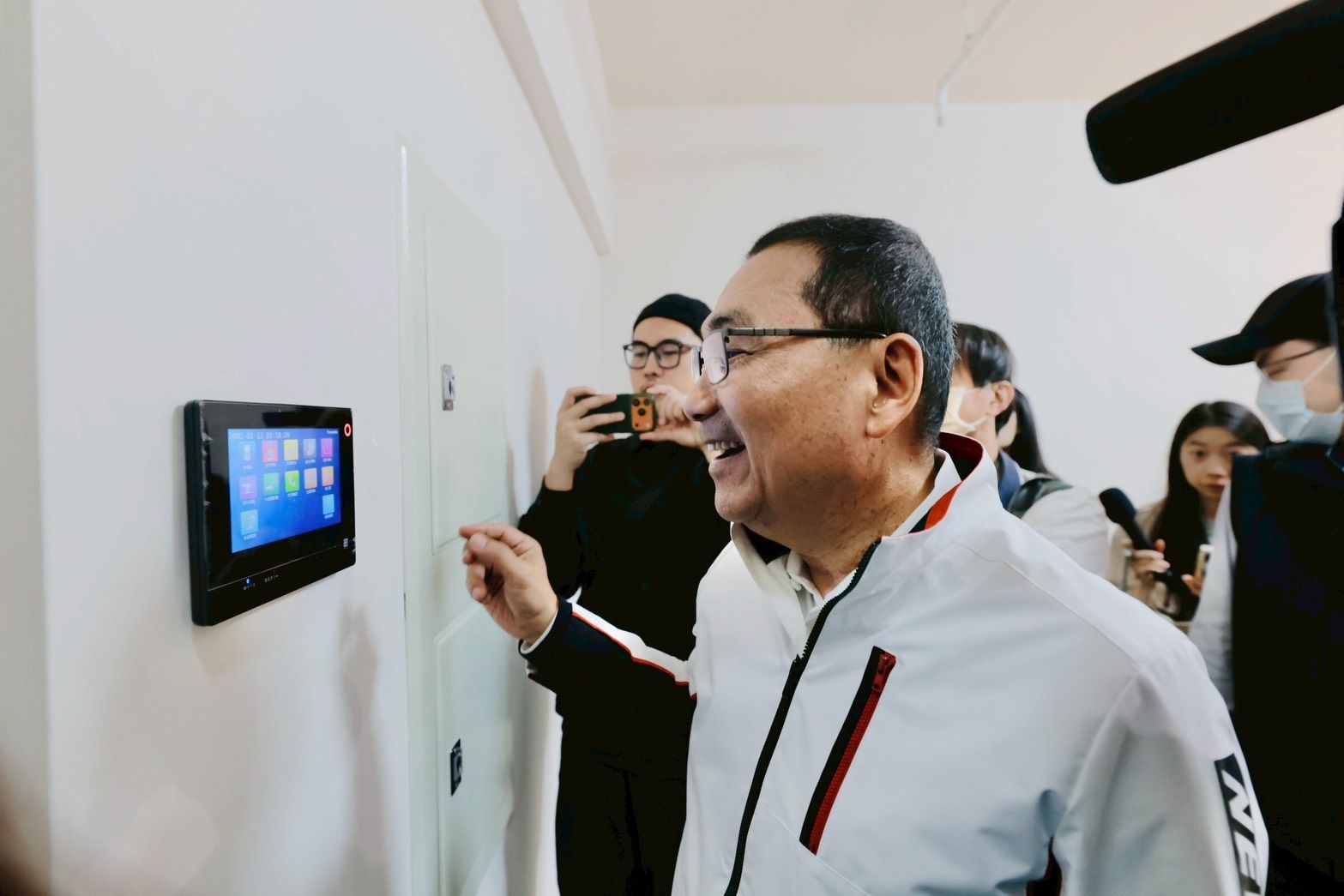 市長操作智慧玄關機監視功能（圖/新北市政府城鄉發展局)