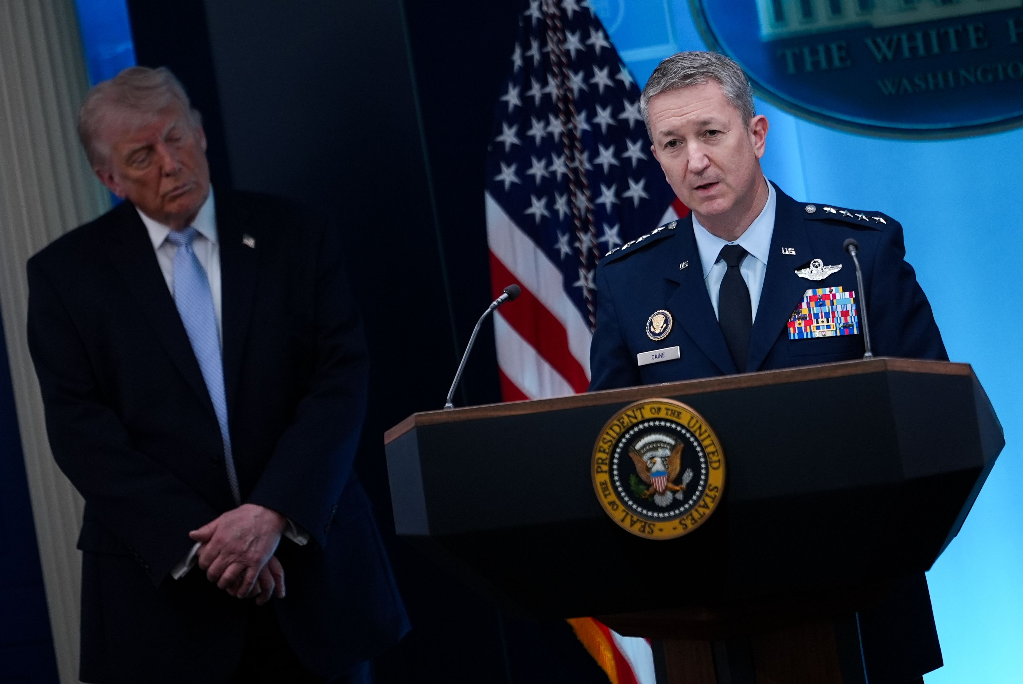 2026年4月7日，川普在白宮舉行記者會，參謀首長聯席會議主席凱恩發言。（美聯社）