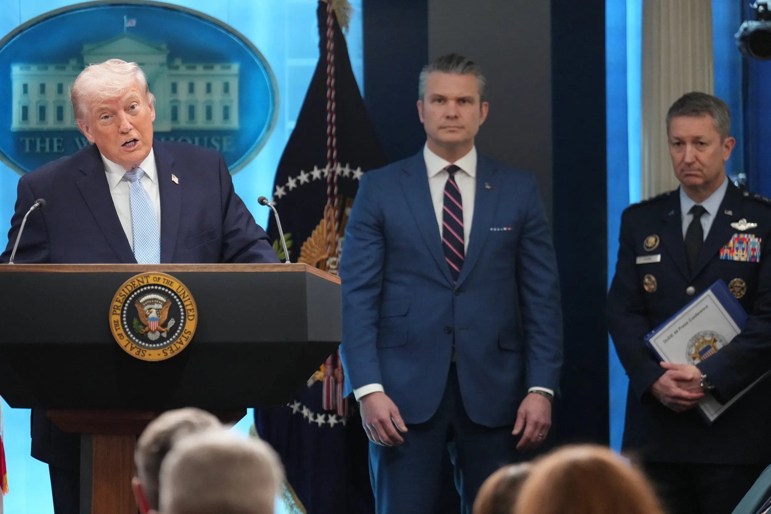2026年4月7日，川普在白宮舉行記者會，赫格塞斯跟凱恩。（美聯社）