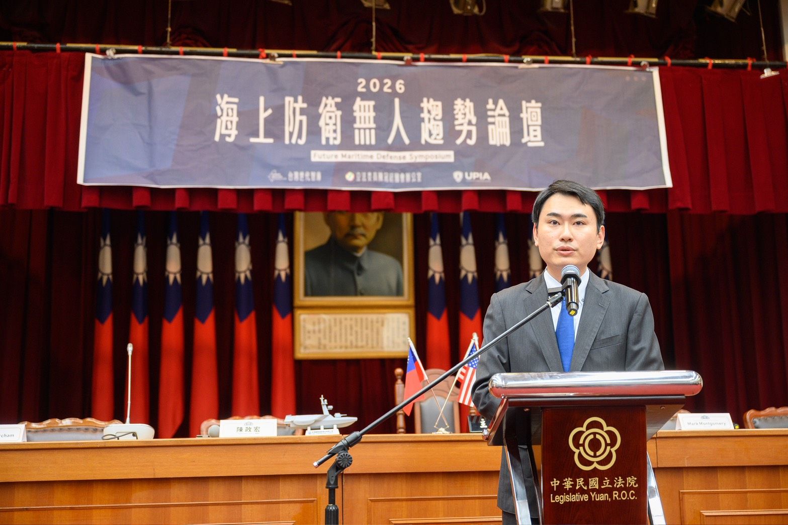 20260407-民進黨立委陳冠廷、美國退役海軍少將蒙哥馬利（Mark Montgomery）出席「海上防衛無人趨勢論壇」。（陳冠廷辦公室提供）