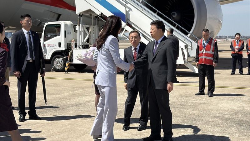 鄭麗文抵達上海與接機宋濤握手 國民黨主席鄭麗文7日下午抵達上海，中共方面由中共中央台灣工作辦公室主任宋濤接機，兩人握手。中央社記者呂佳蓉上海攝115年4月7日