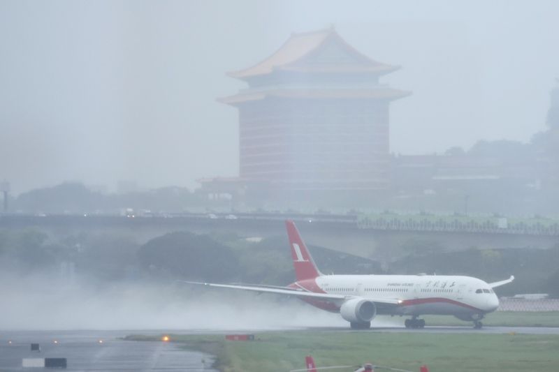 鄭麗文搭乘上海航空班機訪中（2） 國民黨主席鄭麗文7日率團訪中，將與中共總書記習近平會面。圖為鄭麗文等一行自松山機場搭乘上海航空班機，後方為台北圓山大飯店。中央社記者王飛華攝115年4月7日