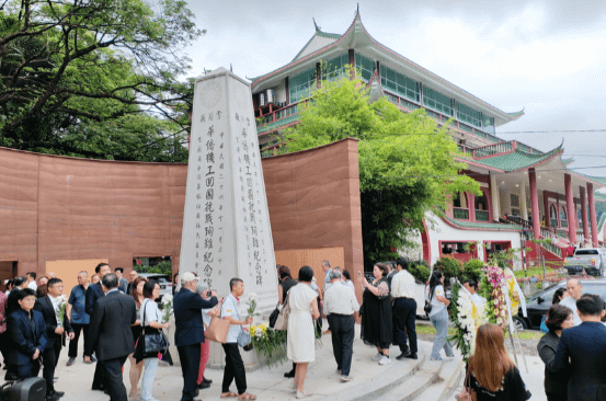 3月29日，訪問團在馬來西亞雪蘭莪南僑機工殉難紀念碑前繞行三圈獻花致祭。(圖/作者提供)