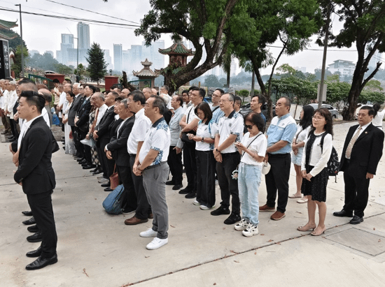 3月29日，中華民族抗日戰爭紀念協會、世界中華文化研究會總會，以及來自世界各地 的華人代表，在雪蘭莪南僑機工殉難紀念碑舉行追思公祭。(圖/作者提供)