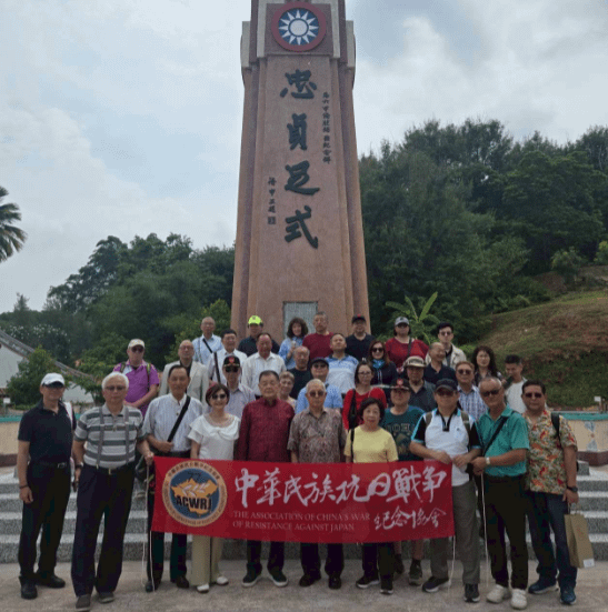 3月31日，訪問團一行憑弔三寶山馬六甲僑胞殉難紀念碑前合影。(圖/作者提供)