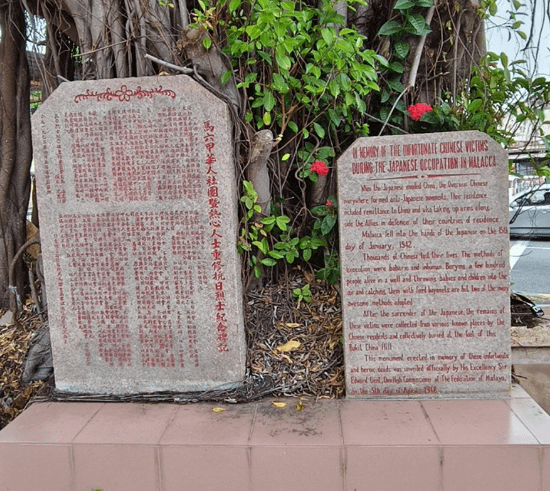 陵園兩側紀錄紀念碑修建緣起及兩次修葺經過的石碑。榕蔭下右手邊的英文石碑為1948年所立 ，其左中文石碑為1972年所立；另一處碑亭下的兩通則為1993年所立。(圖/作者提供)