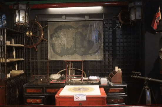 在鄭和文化博物館裡，被兩個細節狠狠打動：一是寶船竟比哥倫布的船大三倍，盡顯當年航海 實力；二是古老羅盤與精美藝術品，藏著中西文化碰撞的火花。600多年過去，這裡的故事依 然讓人熱血沸騰。(圖/作者提供)