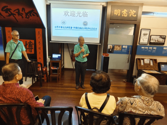 沈墨義先生歡迎訪問團的到來，並親自為訪問團導覽。(圖/作者提供)