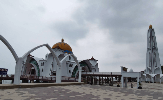 麻六甲海峽清真寺，位於馬來西亞麻六甲鎮附近的一座人造島嶼之上。(圖/作者提供)