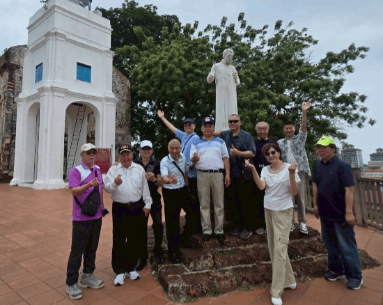 山上還坐落著已經頹壞的聖保羅堂。這座葡萄牙式建築如今只餘下斷壁殘垣， 裡面斜放著許多墓碑。這個連房頂都已消失的古老建築，以其斑駁而厚重的牆 面接納來往的遊人，山上樹木參天，投下樹蔭供人乘涼，廣場前的聖方濟各雕 像正垂著眼眸凝望世人。(圖/作者提供)