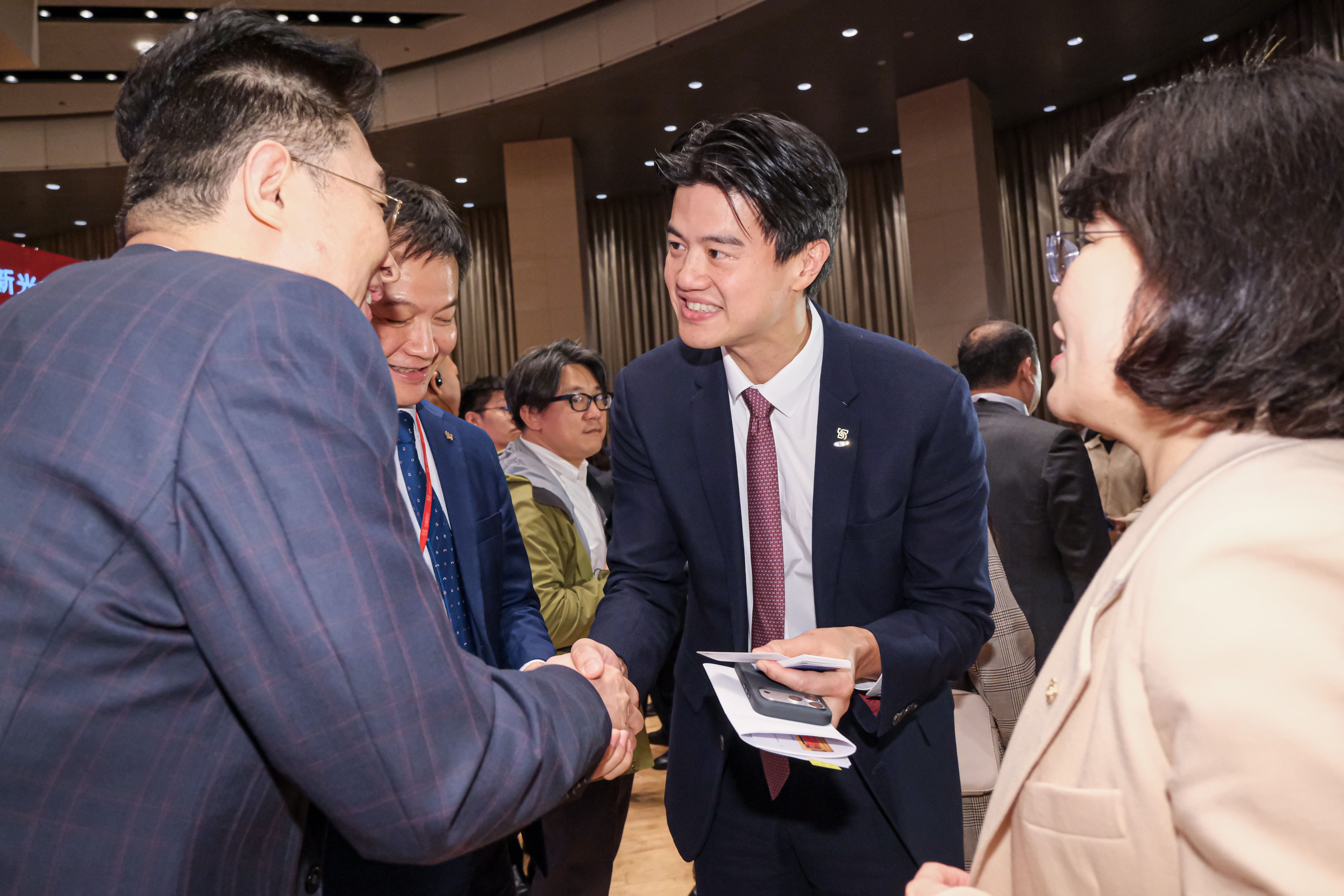 20260407-台新新光金控台新證券x元富證券於7日舉行「新元合一，證創輝煌」合併茶會，圖為台新新光金控董事吳昕豪（中）。（劉偉宏攝）