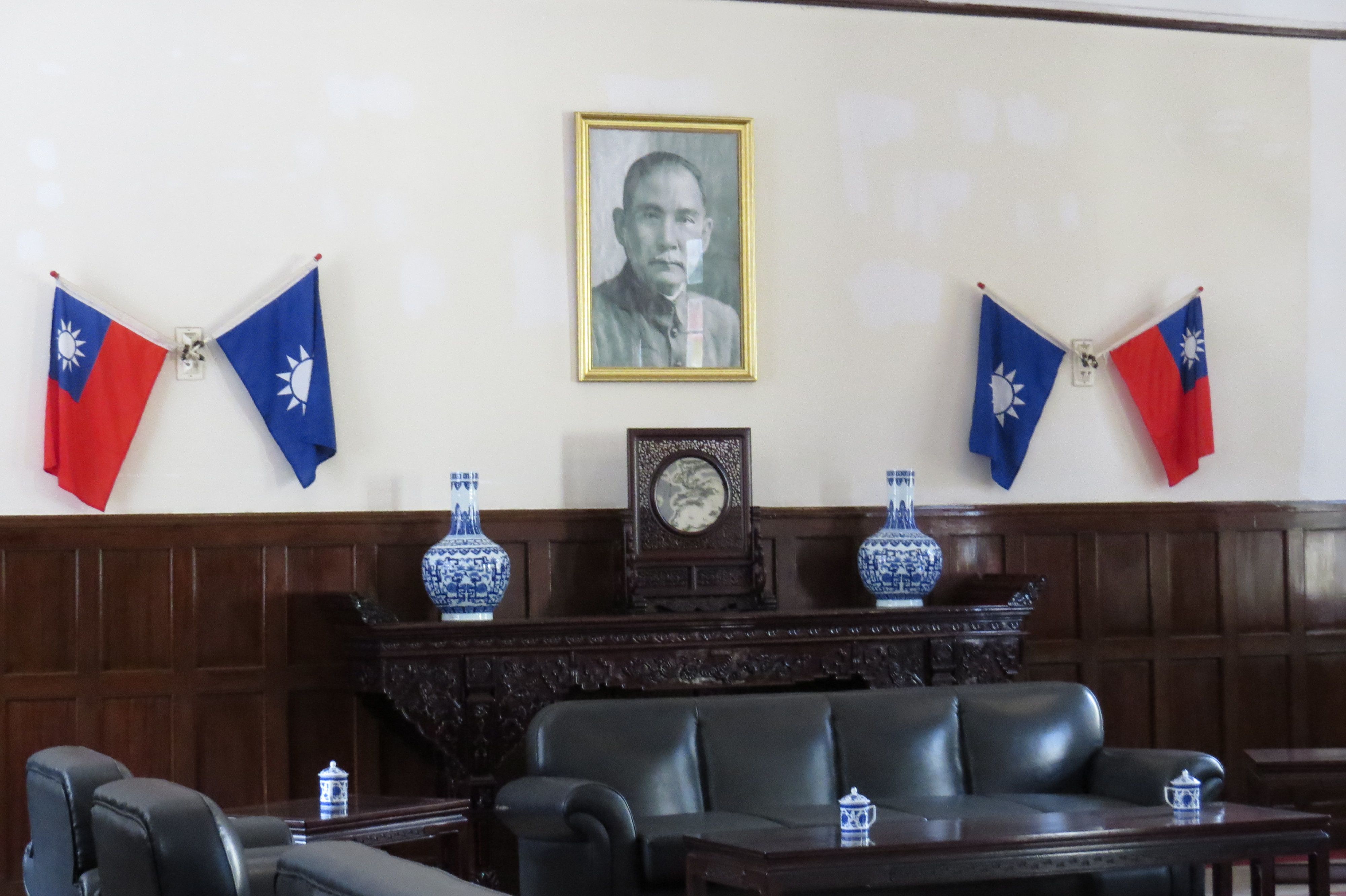 南京總統會議室內懸掛青天白日旗與國民黨旗。（楊騰凱攝）