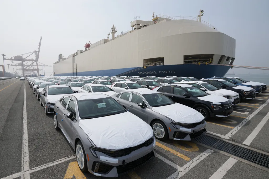 南韓平澤港區大量汽車等待裝船出口。（美聯社）
