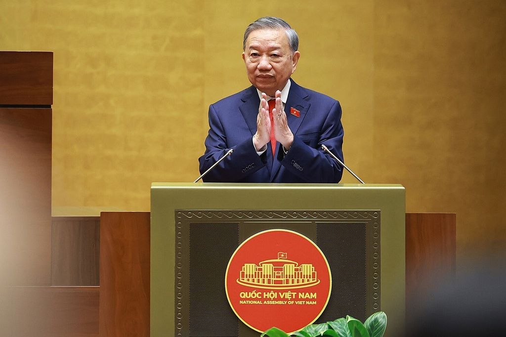 越共總書記蘇林（中央）不只連任，新任期還兼任國家主席，正式達成黨政一把抓。（美聯社）