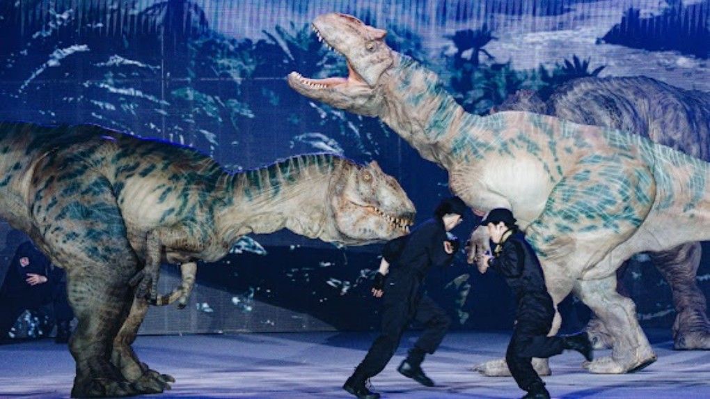 日本DINO-A-LIVE擬真恐龍演出，結合恐龍大草原、化石挖掘、互動闖關等多元內容，成功打造寓教於樂的沉浸式體驗。（圖/高雄市教育局提供）