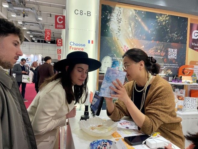 台製保養品魅力沒法擋！現場湧入大批歐洲專業人士詢問，外籍買家認真研究這款來自台灣的氫芯科技，紛紛拿起產品仔細端詳，展現出對台灣「科研美妝」的高度興趣，準備搶灘歐洲通路。（圖／Suhwa Beauty 水映美提供）