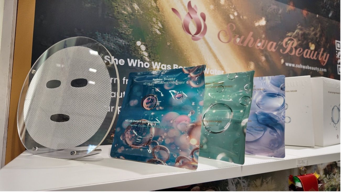 直擊波隆那美容展現場！台灣品牌「水映美」秀出超強研發力，這款神祕的「雙艙式面膜」將精華液與面膜紙分開裝，主打用之前才混合，新鮮度直接點滿，讓路過的國外買家都忍不住駐足。（圖／Suhwa Beauty 水映美提供）