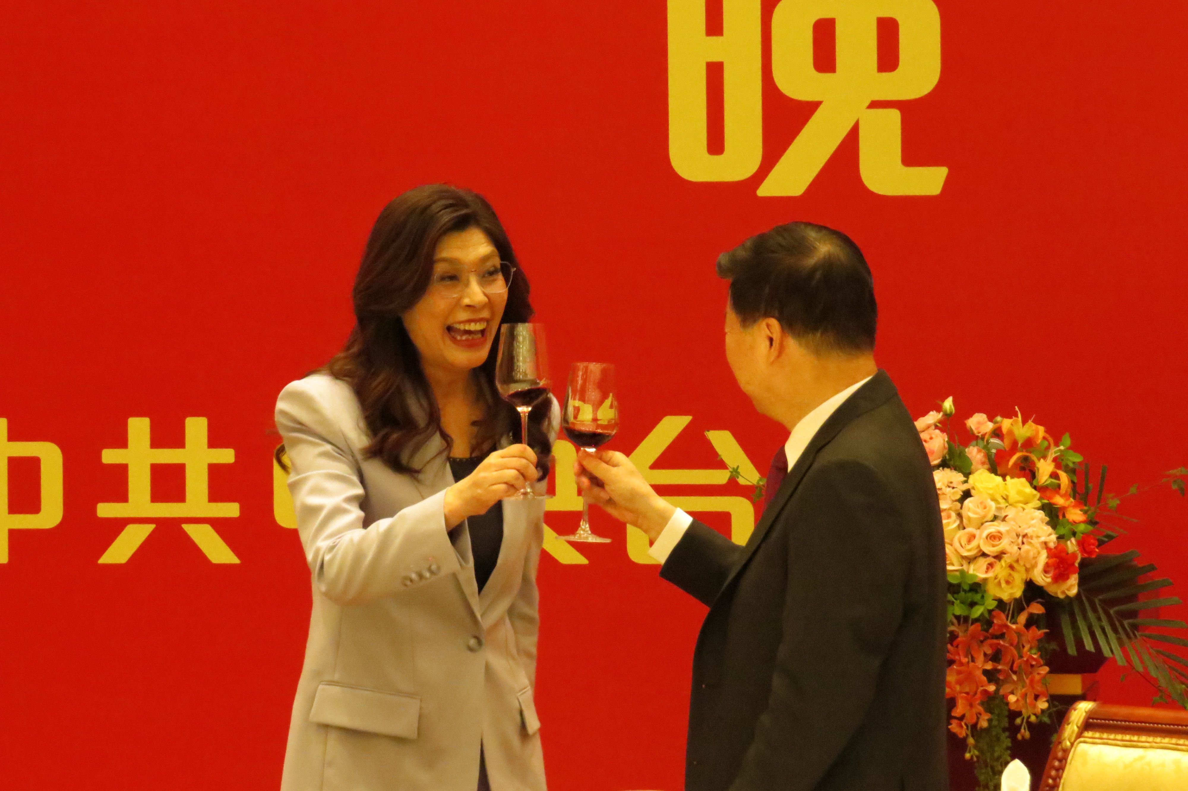 中國國民黨主席鄭麗文（左）4月7日率團訪問大陸展開「2026和平之旅」，中共中央台辦主任宋濤（右）晚間於南京東郊國賓館「和平廳」舉辦歡迎晚宴。（楊騰凱攝）