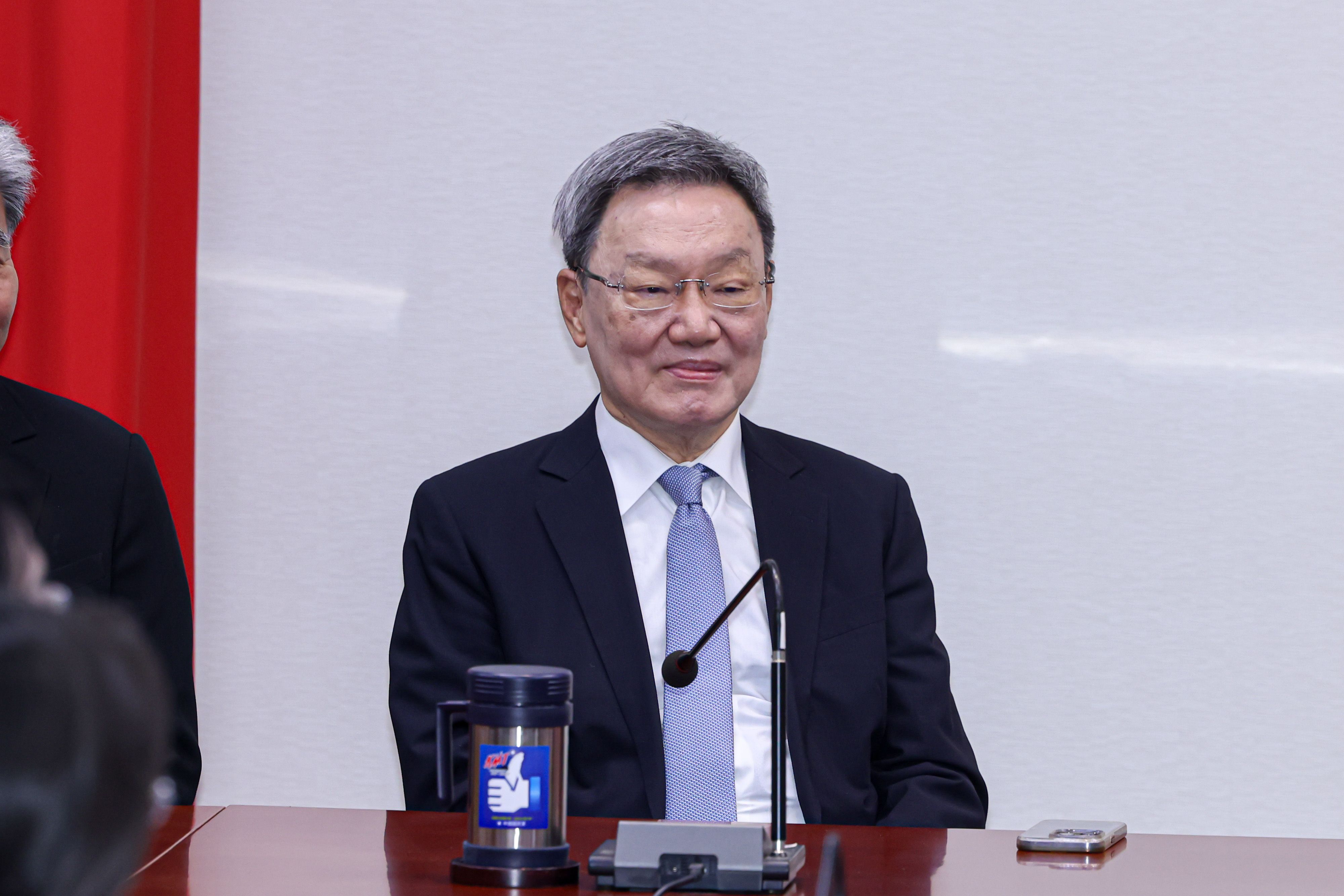 20260407-國民黨主席鄭麗文7日於國民黨中央黨部召開「2026和平之旅」啟程中外記者會，圖為中國國民黨中央評議會主席團主席蘇起。（劉偉宏攝）