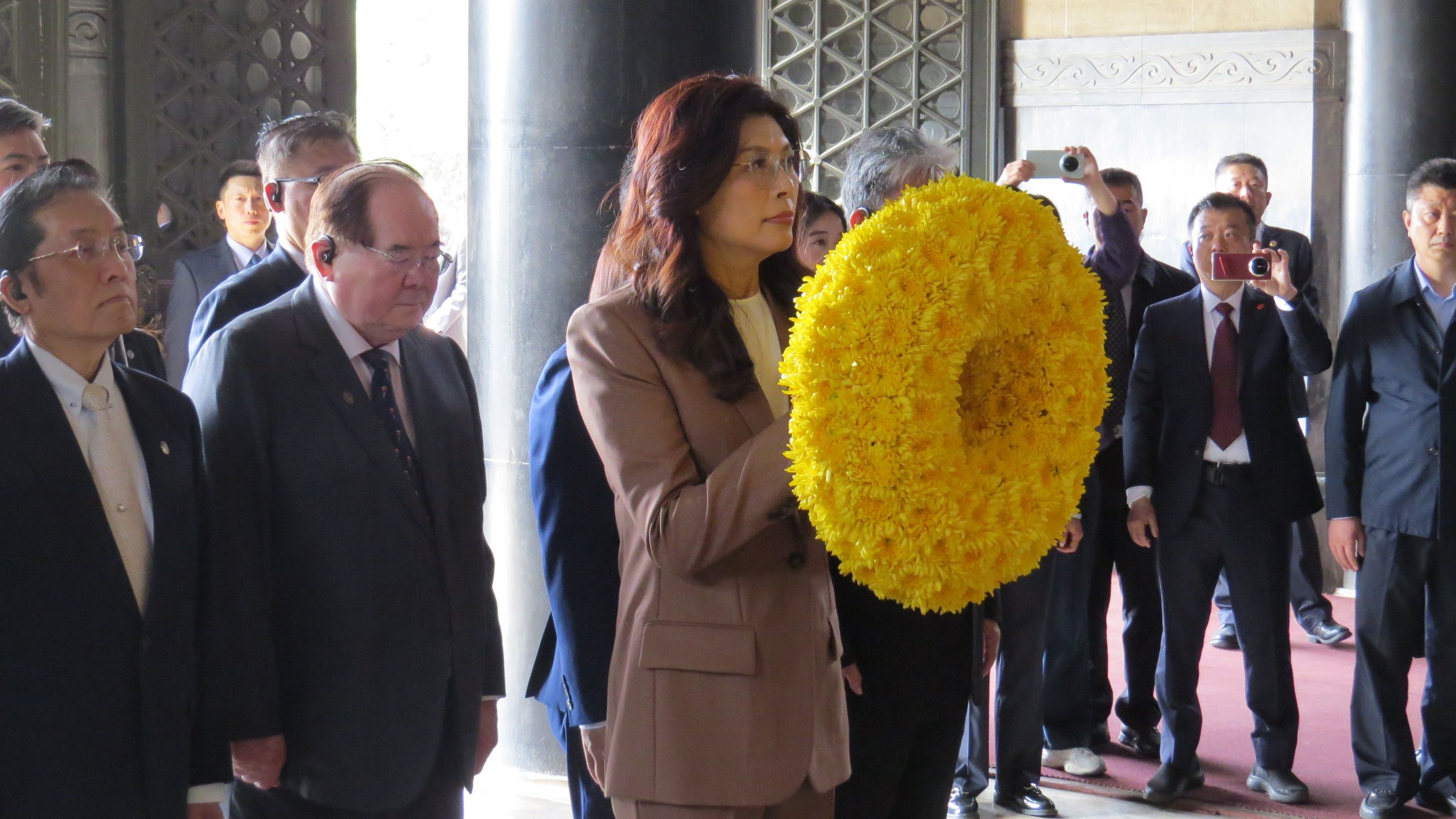 國民黨主席鄭麗文率團訪問中國大陸，2026年4月8日來到南京中山陵謁陵，悼念國父孫中山。（楊騰凱攝）