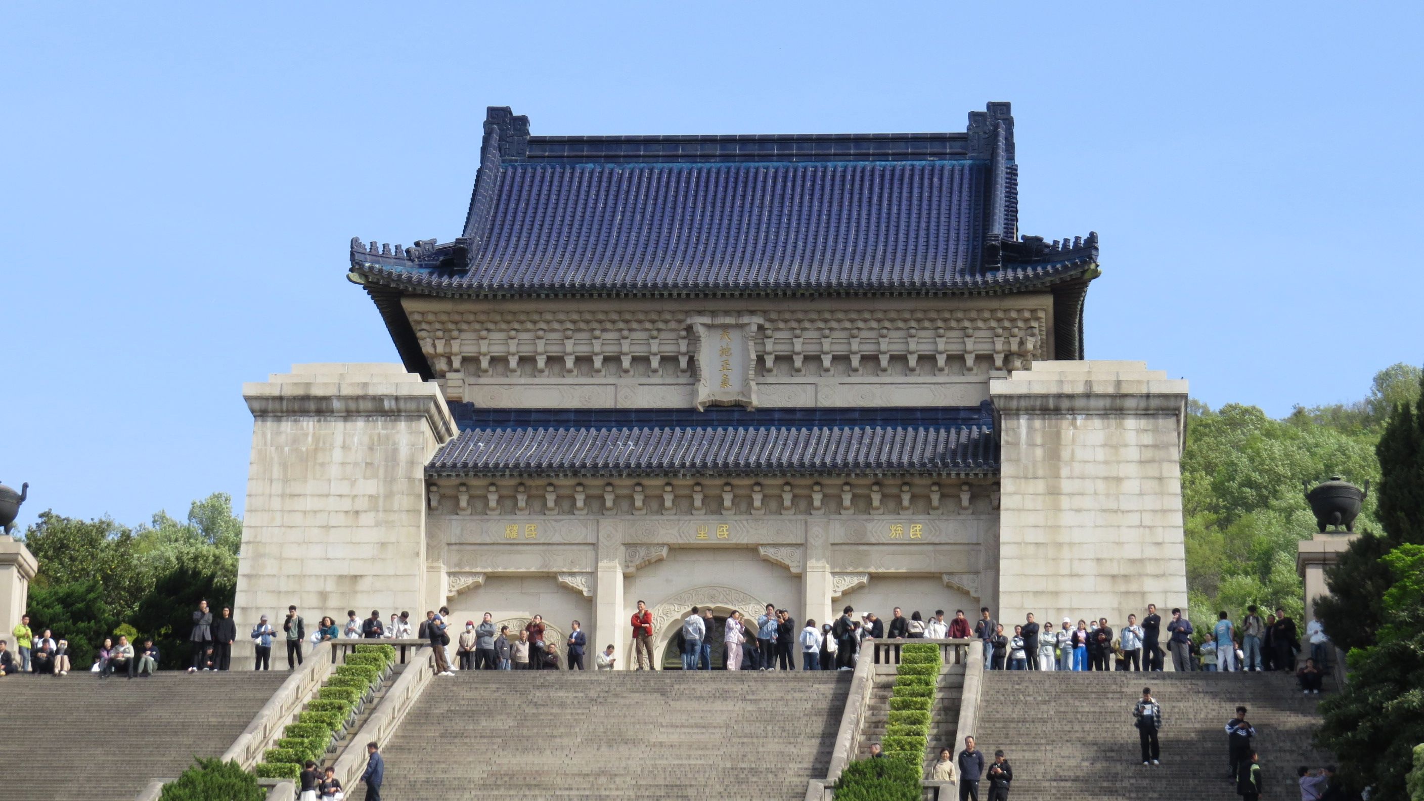 國民黨主席鄭麗文率團訪問中國大陸，2026年4月8日來到南京中山陵謁陵，悼念國父孫中山。（楊騰凱攝）