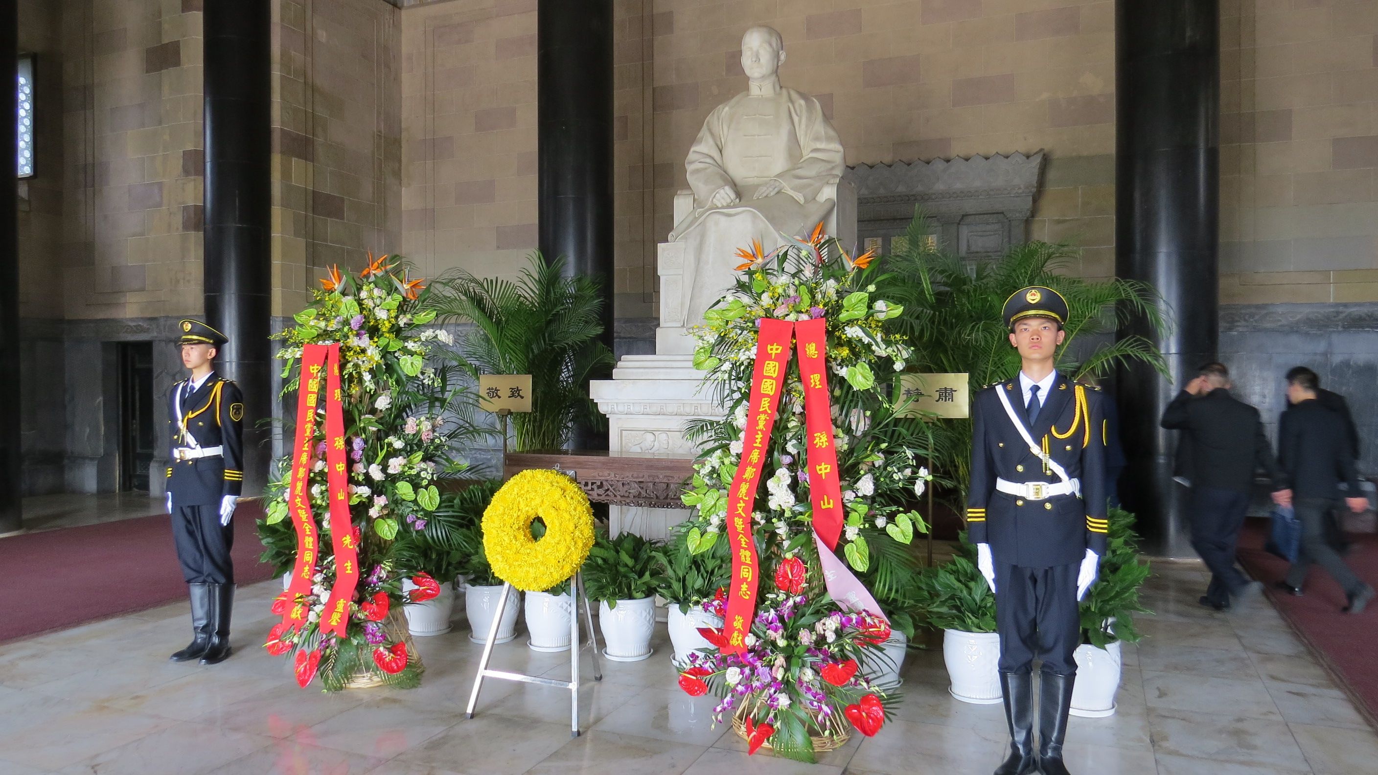 國民黨主席鄭麗文率團訪問中國大陸，2026年4月8日來到南京中山陵謁陵，悼念國父孫中山。（楊騰凱攝）