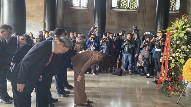 鄭麗文赴南京中山陵拜謁國父孫中山 鄭麗文8日上午赴南京中山陵拜謁國父孫中山，圖為向靈柩鞠躬行禮。中央社記者呂佳蓉南京攝115年4月8日