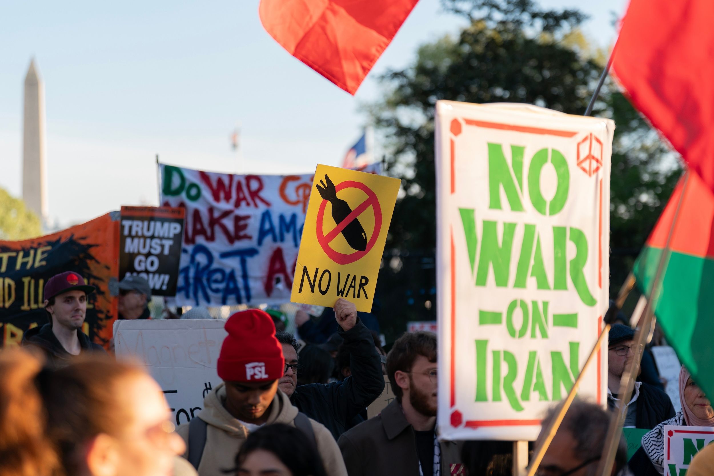 2026年4月7日，美國華盛頓白宮附近的拉法葉公園，行動人士於晚間舉行抗議活動。（美聯社）